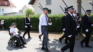 Schützenfest in Daseburg: Teilnehmer und Gäste strahlen mit der Sonne um die Wette.