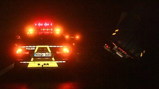 Lkw kommt in Stukenbrock von der A33 ab