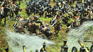 Bielefelder stellt Schlacht von Waterloo mit 15.000 Zinnsoldaten nach