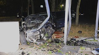 BMW prallt in Gütersloh gegen Buswartehäuschen