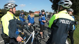 Radler und Jogger erobern autofreie Bundesstraße 61