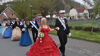 Warburg: Die Warburger Schützen und Regenten feiern beim Stadtschützenfest in Calenberg ihr Stadtschützenkönigspaar Rainer und Bärbel Schnückel