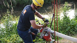 Fischesterben in der Ems: THW pumpt Wasser aus dem Fluss