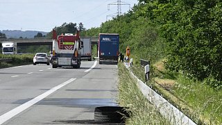 Glühende Bremse setzt 800 Quadratmeter Gras an A33 in Brand
