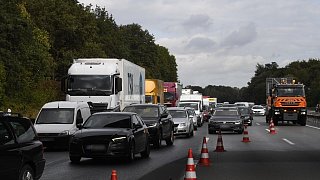 Pkw fährt bei Gütersloh in Absicherungsanhänger der Autobahnmeisterei