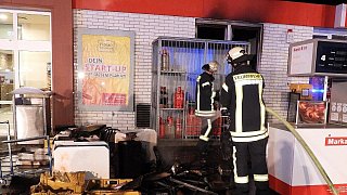 Brand in Gebäude einer Tankstelle