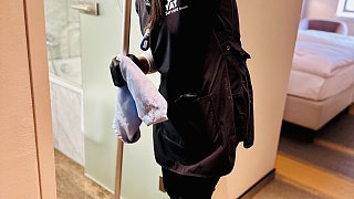 Zwei Bielefelder Reinigungskräfte bei der Arbeit