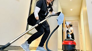 Zwei Bielefelder Reinigungskräfte bei der Arbeit