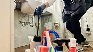 Zwei Bielefelder Reinigungskräfte bei der Arbeit