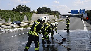 Lkw-Auflieger brennt auf der A2 bei Rheda-Wiedenbrück