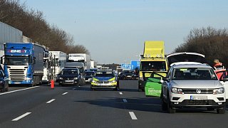 Pkw geht nach Auffahrunfall auf der A2 bei Rheda-Wiedenbrück in Flammen auf