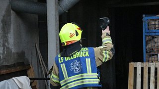 Delbrück: 40 Feuerwehrleute löschen Spänebunkerbrand