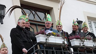 Steinheim: Jecke Ehrenpräsidenten schauen aus dem Rathaus