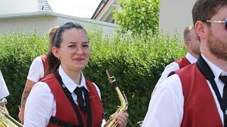Schützenfest in Daseburg: Teilnehmer und Gäste strahlen mit der Sonne um die Wette.