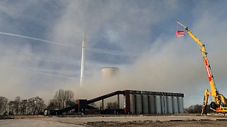 Gütersloher Abrissunternehmer Hagedorn sprengt Kraftwerk Knepper im Ruhrgebiet