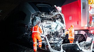 ICE stößt in Hamburg mit Sattelzug zusammen