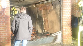 Feuerwehr muss Garagenbrand in Rheda-Wiedenbrück löschen