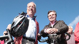 Radler und Jogger erobern autofreie Bundesstraße 61
