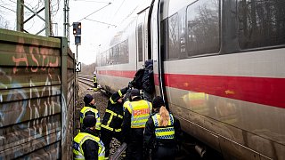 ICE stößt in Hamburg mit Sattelzug zusammen