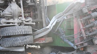 Lkw kippt auf der Autobahn 2 um