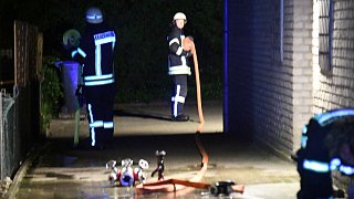Feuerwehr löscht Feuer in Mehrfamilienhaus