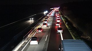 BMW geht auf der A33 plötzlich in Flammen auf