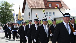 Schützenfest in Daseburg: Teilnehmer und Gäste strahlen mit der Sonne um die Wette.