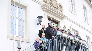 Steinheim: Jecke Ehrenpräsidenten schauen aus dem Rathaus