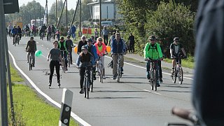 Radler und Jogger erobern autofreie Bundesstraße 61