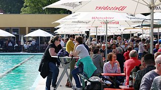 Gütersloh: Gütersloher feiern am 1. Mai - unter den Augen der Polizei