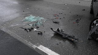 Pkw fährt bei Gütersloh in Absicherungsanhänger der Autobahnmeisterei