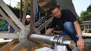 Paderborn: Einbau des Wasserrades im Paderquellgebiet