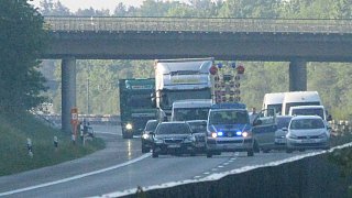Schloß Holte-Stukenbrock: Tausende Hühner sterben bei Unfall auf der A33