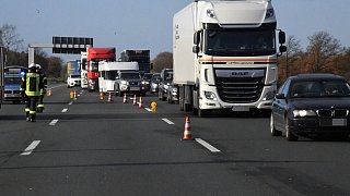 Lkw kippt auf der Autobahn 2 um