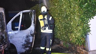 Feuerwehr löscht brennenden Transporter in Wiedenbrück