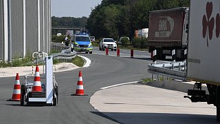 Lkw brennt - Parkplatz Heideplatz an der A2 bei Gütersloh gesperrt