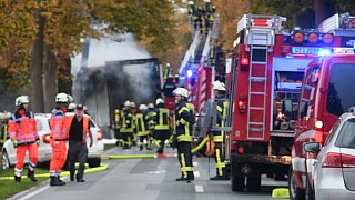 Lkw-Anhänger brennt auf der Paderborner Strasse in Verl
