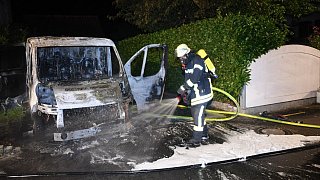 Feuerwehr löscht brennenden Transporter in Wiedenbrück