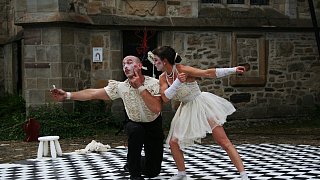 Theater mit Zirkuselementen