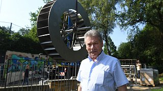 Paderborn: Einbau des Wasserrades im Paderquellgebiet