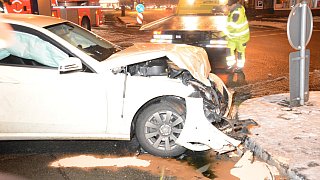 Gütersloh: Rettungswagen stößt mit Taxi zusammen und kippt um