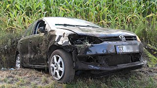 Auto überschlägt sich an Avenwedder Straße im Graben