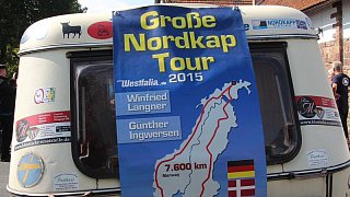 Lauenförde: Die Lauenförder begrüßen ihren Weltenbummler mit dem Trecker, Winfried Langner.
