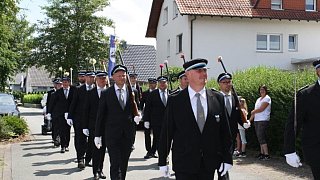 Schützenfest in Daseburg: Teilnehmer und Gäste strahlen mit der Sonne um die Wette.