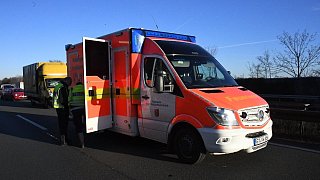 Pkw geht nach Auffahrunfall auf der A2 bei Rheda-Wiedenbrück in Flammen auf