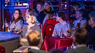 Premiere im Spiegelzelt