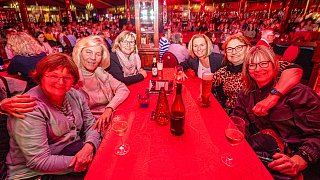 Premiere im Spiegelzelt