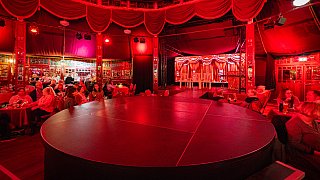 Premiere im Spiegelzelt