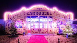 Premiere im Spiegelzelt