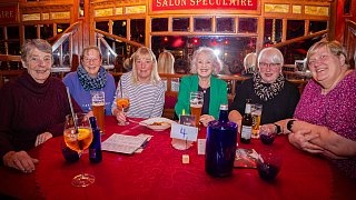 Premiere im Spiegelzelt